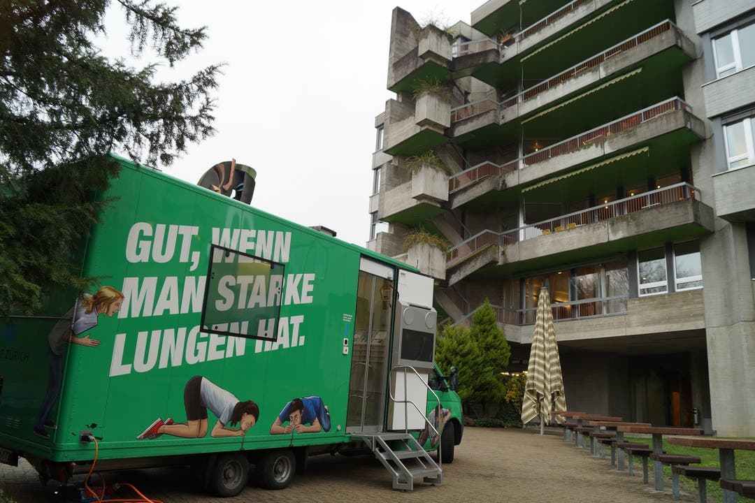 Der Lungentestbus des Vereins Lunge Zürich steht vor dem Spital Limmattal