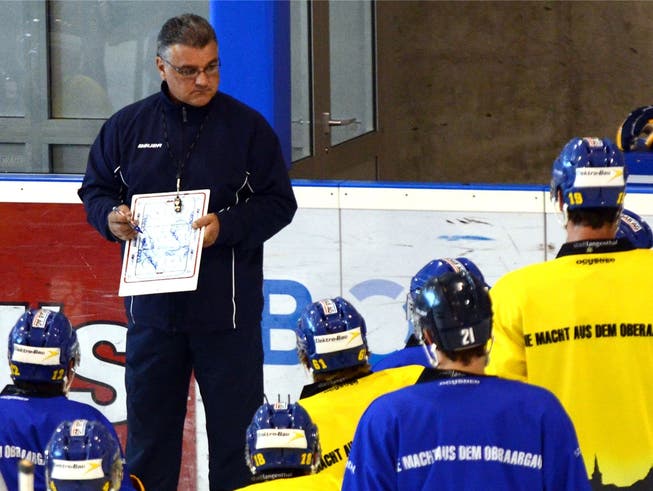 Olivier Horak, der neue Trainer des SC Langenthal, zeigte seinen Spielern von Beginn an, wie sie auf dem Eis zu arbeiten haben.