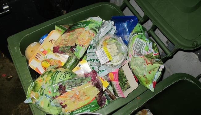 Lebensmittel mit abgelaufenem Verkaufsdatum müssen nicht zwingend im Abfall landen.