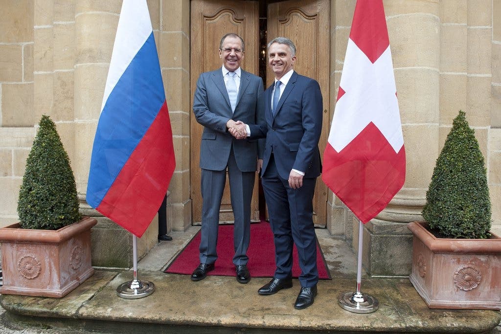 Bundesrat Didier Burkhalter begrüsst den russischen Aussenminister Sergei Lavrov