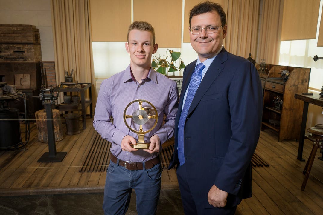 Der Gewinner Stefan Weyeneth mit Patek Philippe-Chef Thierry Stern