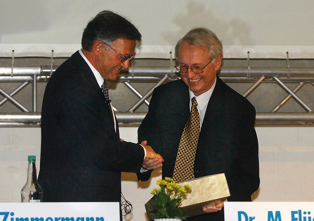 2002 verabschiedet VR-Präsident Flückiger Regiobank-Direktor.