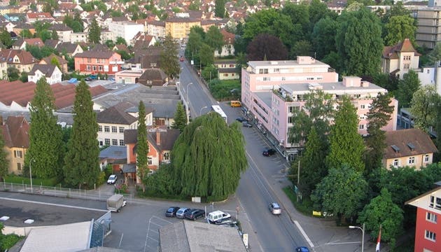 Die Rohrerstrasse mit dem Beginn des Torfeld Süd (links).