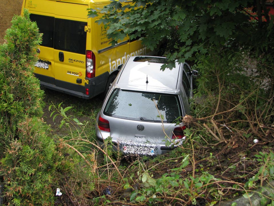 Verkehrsunfall in Stetten: Führerloses Auto reisst parkiertes Auto mit
