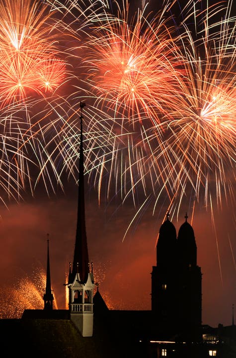 Die Organisatoren sprachen von bis zu 200000 Besuchern am Silvester-Feuerwerk in Zürich.