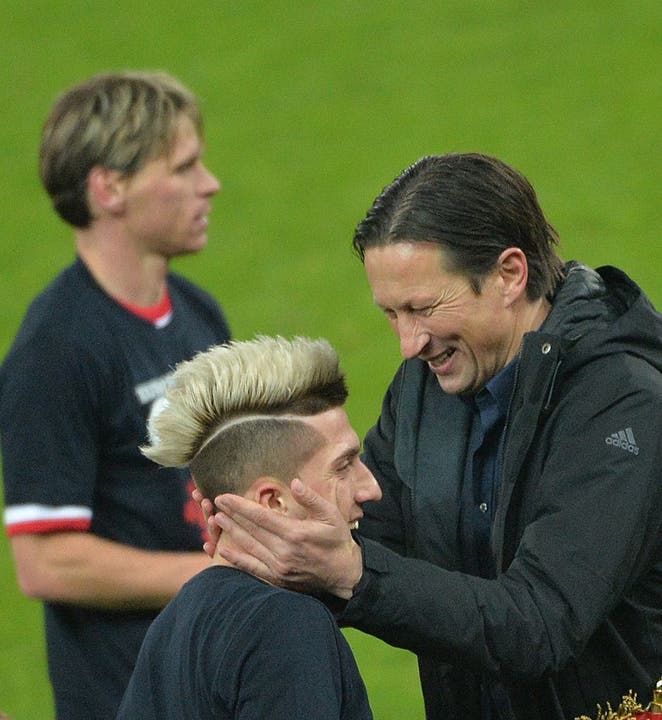 Salzburg Teamchef Roger Schmidt hätschelt seinen Stürmer nach dem Europa League Spiel gegen Ajax Amsterdam