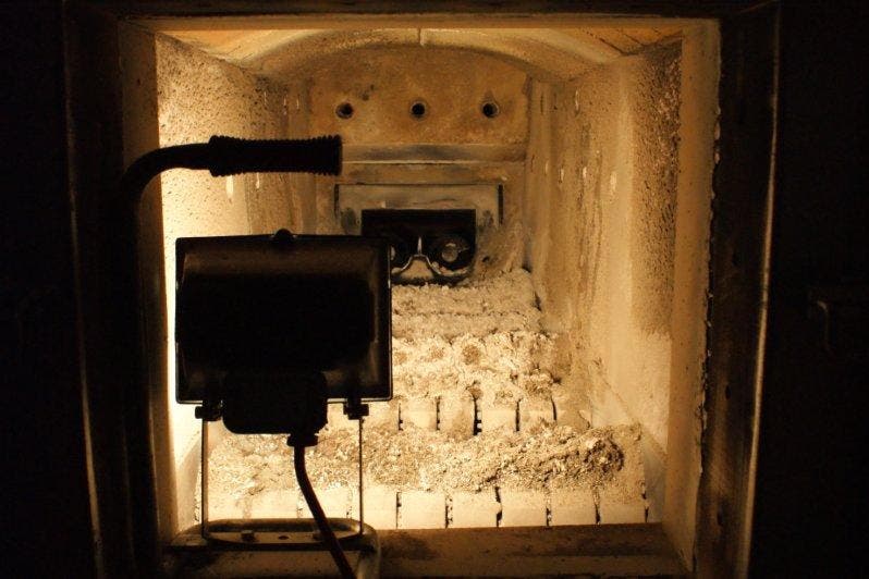 Blick in die Brennkammer des kleinen Ofens in der Heizzentrale