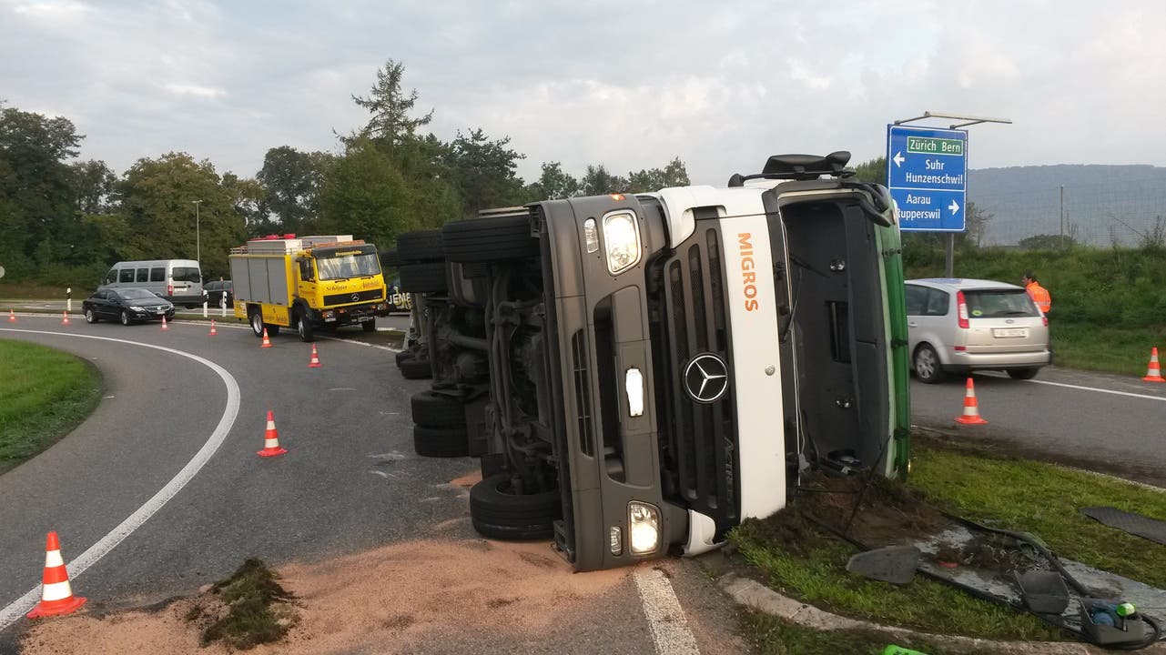 Lastwagen kippt auf Autobahnzubringer: Chauffeur verletzt
