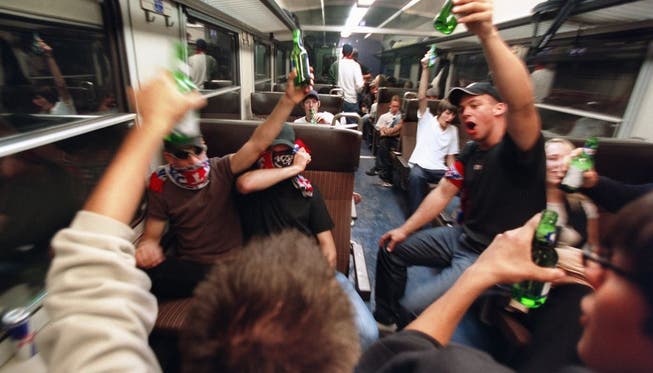 Jugendliche feiern mit Bier im Zug - im Kanton Zürich soll dies weiter möglich sein.