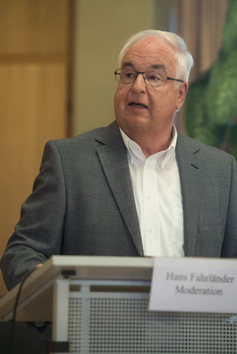 Moderator Hans Fahrländer