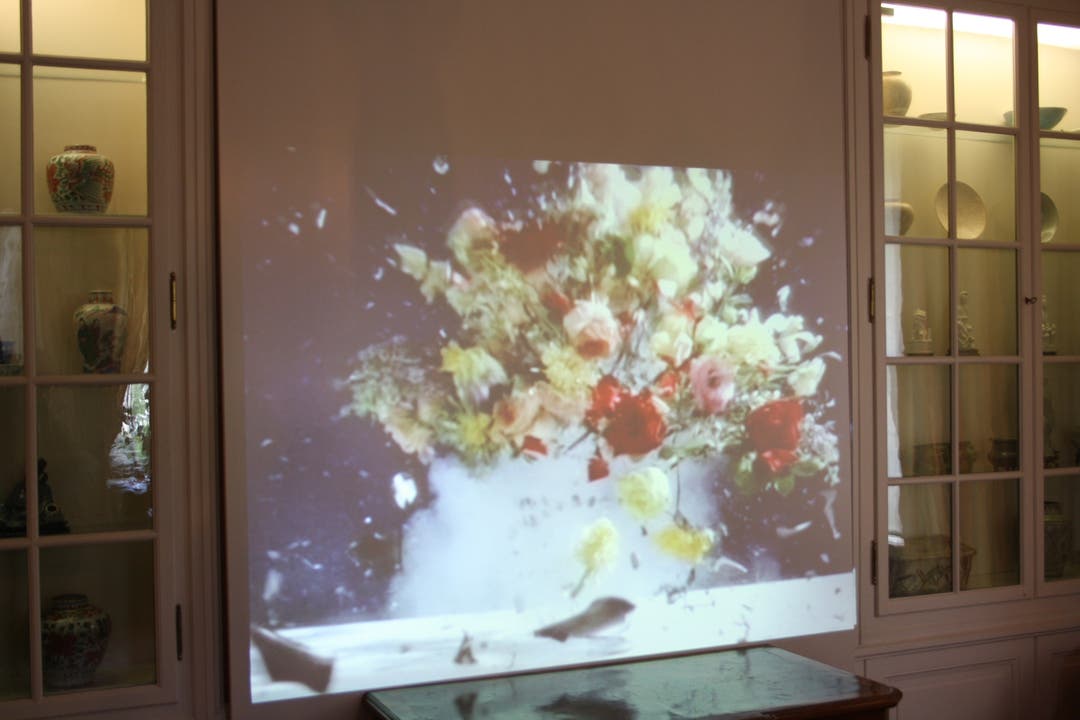 Eine Installation eines explodierenden Blumenstrausses von Ursula Palla im Langmatt Museum