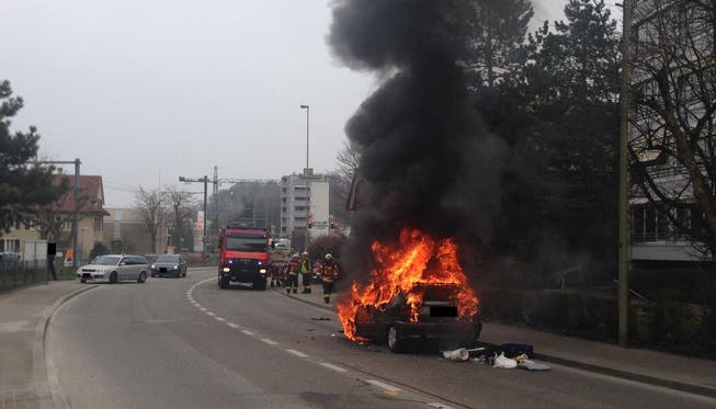 Die angerückte Feuerwehr Bottmingen hatte den Brand rasch gelöscht, am Auto entstand Totalschaden.