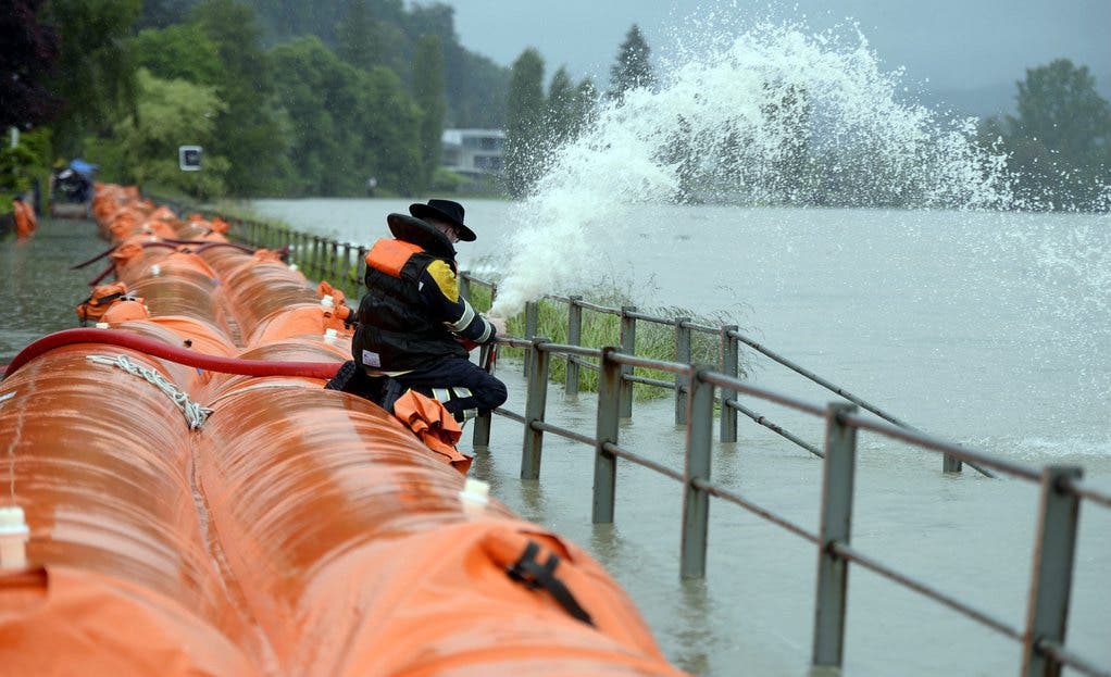 Prekäre Lage beim Rhein in Wallbach: Die Feuerwehr steht im Dauereinsatz