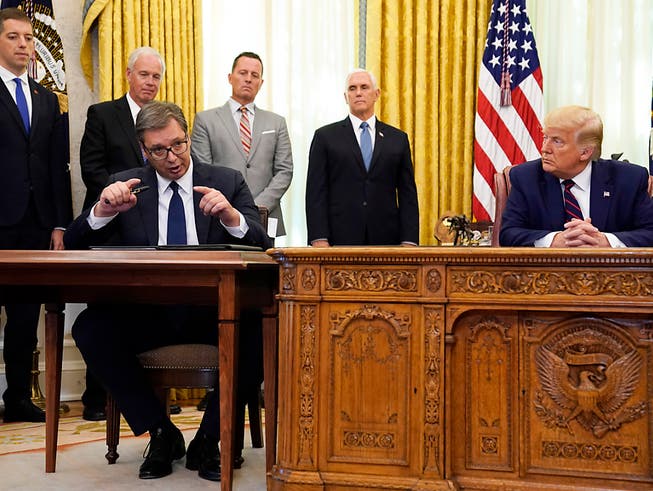 Der serbische Präsident Aleksandar Vucic (l) äussert sich im Oval Office, US-Präsident US-Präsident Donald Trump hört zu. Foto: Evan Vucci/AP/dpa