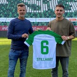 Fototermin im Kybunpark: St.Gallens neuer Spieler Basil Stillhart (rechts) mit Sportchef Alain Sutter. (Bild: pd)