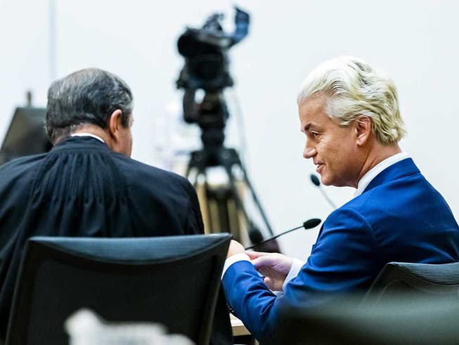 Geert Wilders (r), Vorsitzender der rechtspopulistischen Partei für die Freiheit (PVV), und sein Anwalt sitzen in einem Saal des Berufungsgerichts. Foto: Remko De Waal/ANP/dpa