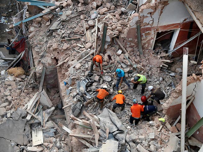 Rettungskräfte suchen nach der verheerenden Explosion in Beirut nach Überlebenden. Foto: Hussein Malla/AP/dpa