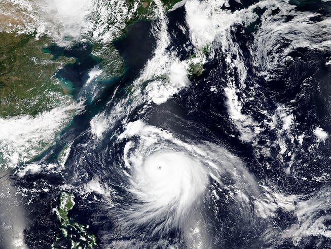HANDOUT - Der Taifun «Haishen» nähert sich der südlichen Regionen Japans. Foto: -/NASA/AP/dpa - ACHTUNG: Nur zur redaktionellen Verwendung und nur mit vollständiger Nennung des vorstehenden Credits