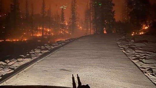 Blick über einen Waldbrand in einem Nationalpark in der Sierra Nevada aus einem Transporthubschrauber der Kalifornischen Nationalgarde «California National Guard». Foto: California National Guard/AP/dpa
