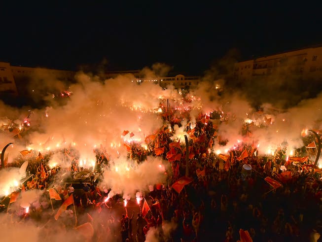 Eine Woche nach dem Wahlsieg der überwiegend pro-serbischen Opposition in Montenegro haben Zehntausende für den unabhängigen Staat protestiert. Demonstranten in der Hauptstadt Podgorica zündeten Fackeln an und schwenkten Nationalfahnen während einer Kundgebung. Foto: Risto Bozovic/AP/dpa