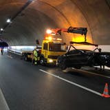 Auf Höhe Tunneleinfahrt Schönegg kollidierte der Fahrer mit der Tunnelwand: Beim Aufprall erlitt der Wagen auf der Beifahrerseite massiven Schaden. (Bild: Kantonspolizei Schwyz)