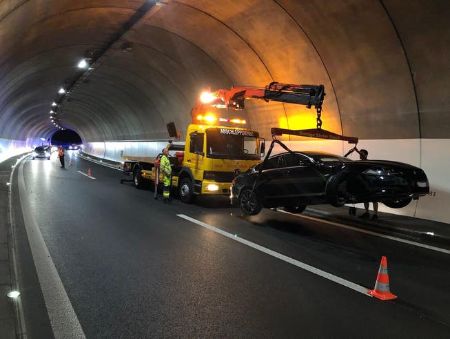 Auf Höhe Tunneleinfahrt Schönegg kollidierte der Fahrer mit der Tunnelwand: Beim Aufprall erlitt der Wagen auf der Beifahrerseite massiven Schaden.
