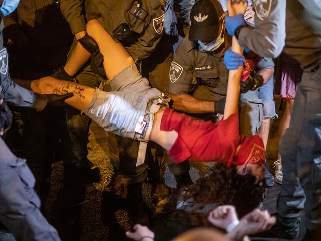 In Jerusalem verhaftet die israelische Polizei einen regierungskritischen Demonstranten. Foto: Ariel Schalit/AP/dpa
