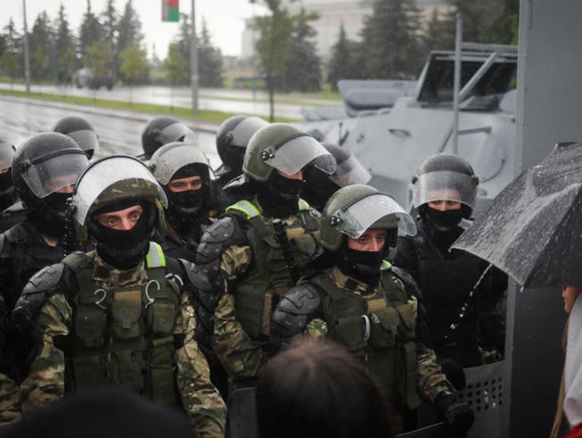 Bereitschaftspolizisten in schwerer Montur blockieren während eines Protests von Unterstützern der belarussischen Opposition eine Strasse zum Palast der Unabhängigkeit in Minsk. Foto: -/AP Photo/TUT.by/dpa