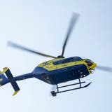 Der Verletzte wurde mit einem Helikopter der Alpine Air Ambulance ins Spital geflogen. (Bild: Alex Spichale)