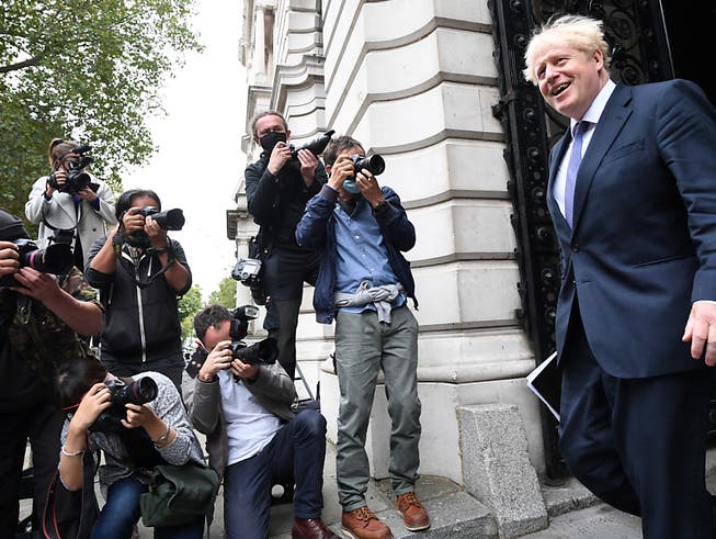 Boris Johnson, Premierminister von Grossbritannien, kehrt nach einer Kabinettssitzung im Foreign and Commonwealth Office (FCO) in die Downing Street 10 in London zurück. Foto: Stefan Rouseau/PA Wire/dpa