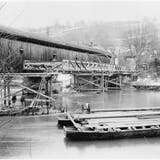 Die Holzbrücke muss Eisen und Beton weichen: 1935 wird die neue Reussbrücke erstellt, der geschichtsträchtige Vorgängerbau steht zu diesem Zeitpunkt noch. (Bild: Staatsarchiv Luzern, FDC 26/72.4)