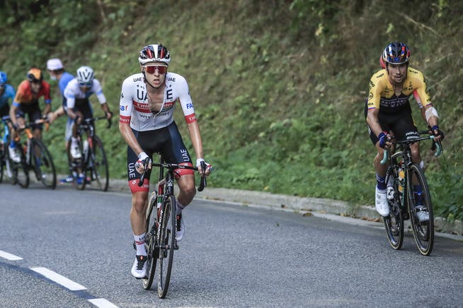 Tadej Pogacar (l.) zeigt sich auf der 8. Etappe der Tour de France in Angriffslaune. Landsmann Primoz Roglic (r.) hält ihn in Schach. 