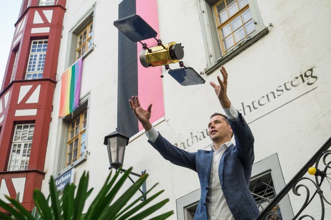 Stadtpräsident Mathias Müller lässt eine Drohne fliegen.