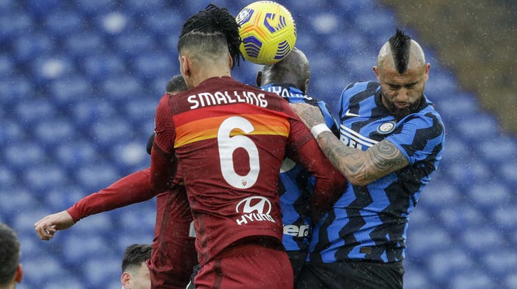 Arturo Vidal (rechts) und Inter spielen gegen die AS Roma nur Unentschieden. (AP)
