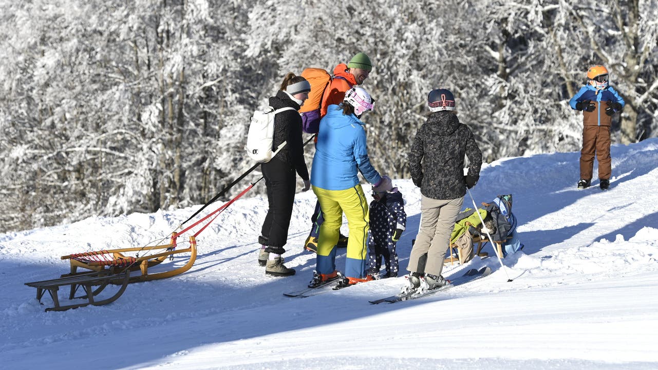 Auf dem Berg traf man neben Skifahrenden auch Schneeschuhwanderer, Spaziergänger und Schlittler.