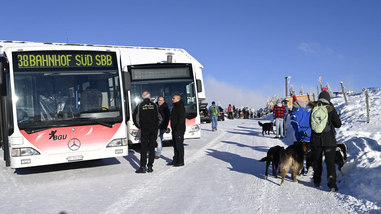 Zwei voll besetzte Busse brachten weitere Wintersportler auf den Berg.