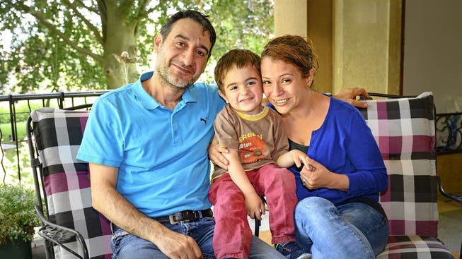 Joseph und Hayet Mazin* mit ihrem jüngeren Sohn.