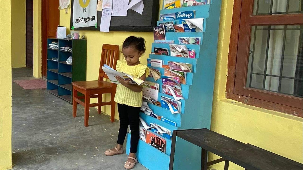 In Nepal lernen die Kinder schon im Kindergarten lesen und schreiben.