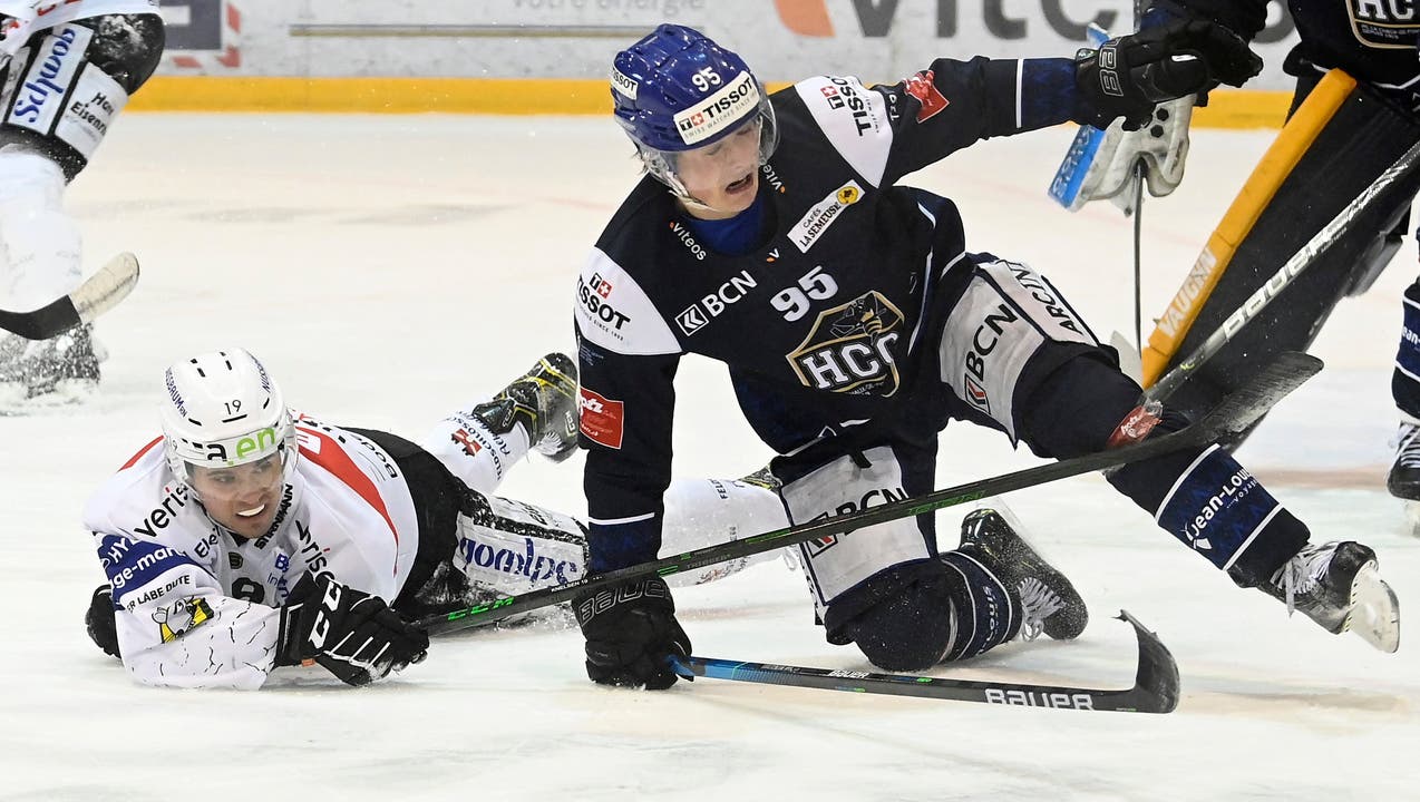 EHCO-Spieler Dion Knelsen am Boden gegen Philip Ahlström.