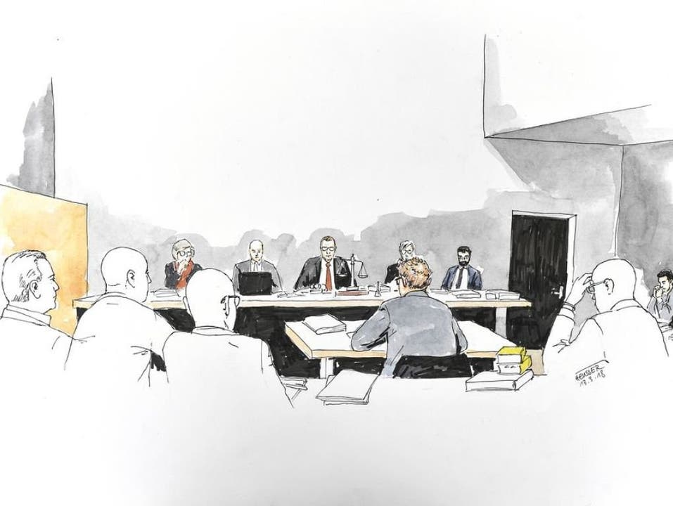 Blick in den Gerichtssaal mit dem Angeklagten (rechts aussen).