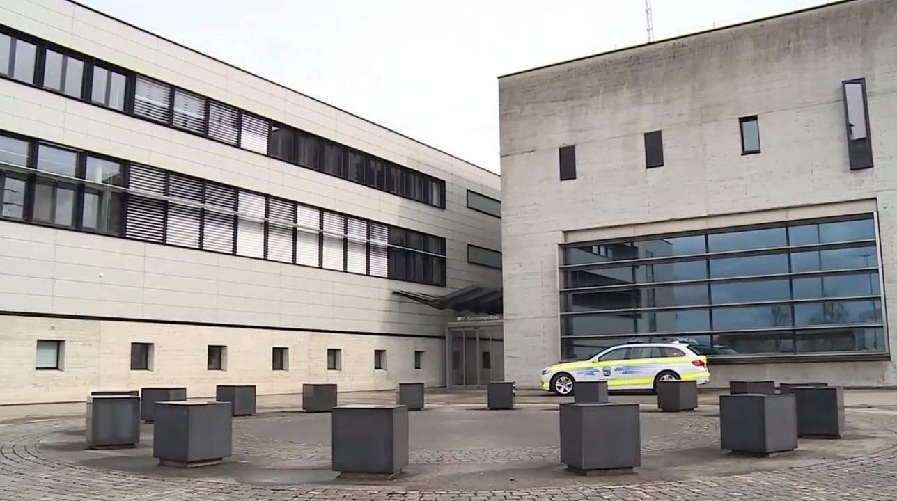 Der Prozess vor dem Bezirksgericht Lenzburg fand aus Platzgründen im Polizeigebäude in Schafisheim statt. 65 Medienschaffende und 35 Zuschauer verfolgten ihn.