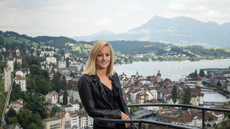 Lara Stalder im August 2020 auf der Terrasse des Château Gütsch. (Bild: Roger Grütter)