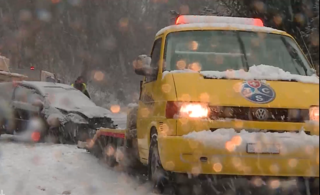 Der Schnee sorgte im Mittelland für einige Unfälle; wie hier im Aargau.