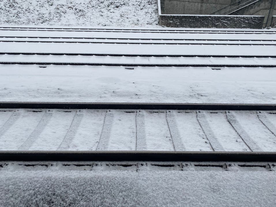 Laut Lautsprecherdurchsage am Bahnhof Wohlen ist “der Grund dafür starker Schneefall”.