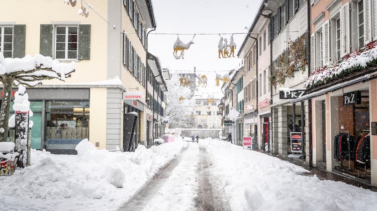 Vor den grossen Räumungsaktionen liegen noch Unmengen Neuschnee in der Altstadt. (Bild: Andrea Stalder (Frauenfeld,15. Januar 2021))