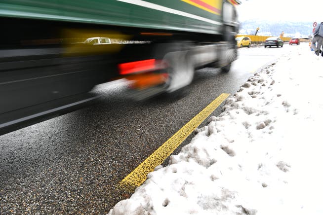 Velostreifen mit Schnee belegt: Das drängt Velofahrende auf die Fahrbahn.