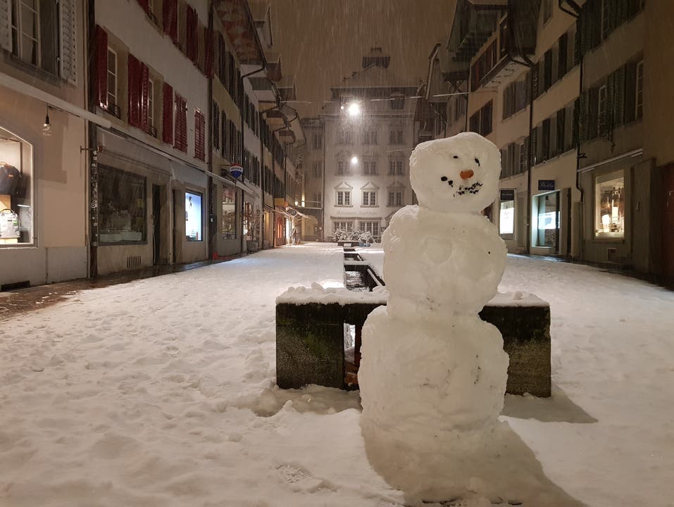 Ähnlich geht es dem Schneemann in der Aarauer Innenstadt.