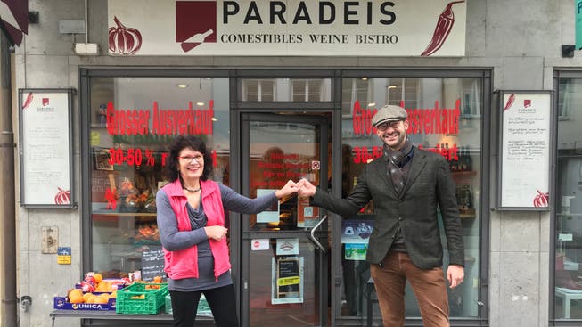 Erika Gilli übergibt den Delikatessenladen «Paradeis» an Joel Ibernini.