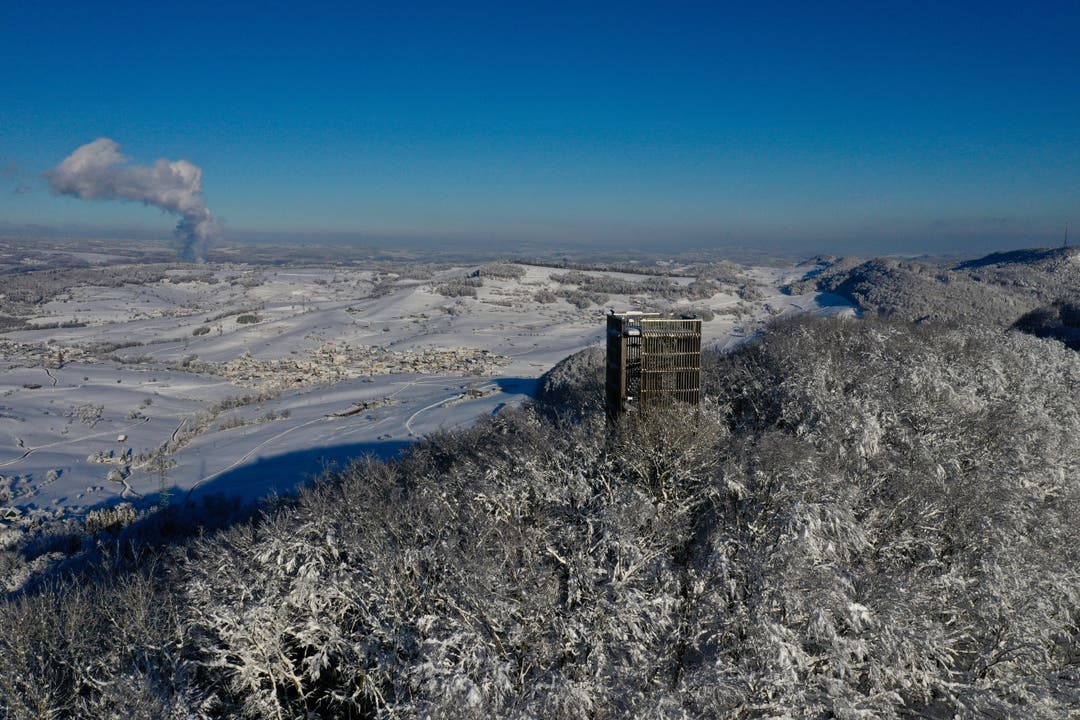 Drohnenbilder vom Cheisacherturm nach dem Wintereinbruch.