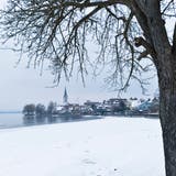 Winterliches Berlingen, inklusive Eisschicht entlang des Seeufers. (Bild: Donato Caspari (Berlingen, 7. Januar 2017))